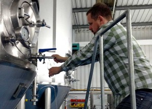 Fredrik tapper øl fra gjæringstank. Foto