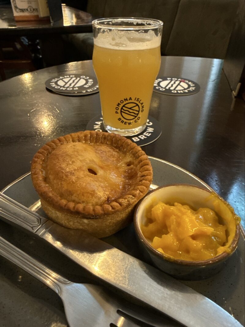 Bilde 19 Pork pie og I Hope You Comprehend Pale Ale, Pomona, North Westward Ho. Foto_ Ivar Aune